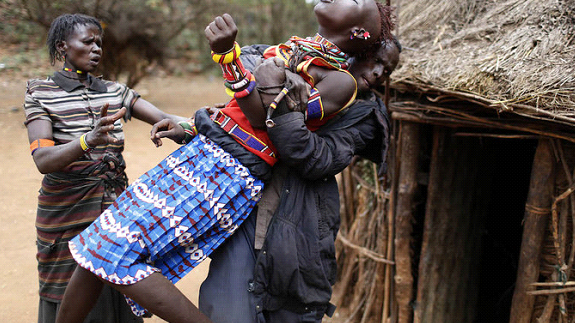Na zdjęciu dziewczyna z plemienia Pokot (Kenia) zatrzymana w czasie próby ucieczki przed przymusowym małżeństwem. (Siegfried Modola/Reuters)