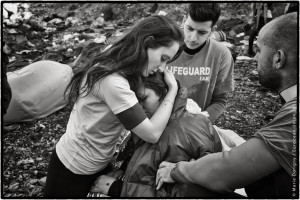Lesbos, Grèce. Sunduz, 34 ans, Kurde d'Irak, a fui, il y a trois mois, Mossoul et Daech, avec son mari et ses deux jeunes enfants. Enceinte de deux mois et en état de choc après la traversée en bateau, elle a fait un malaise à son arrivée sur la plage.